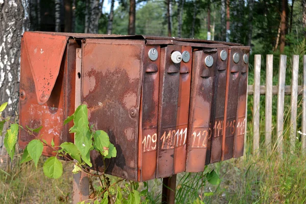 Alte rostige Briefkästen auf der Straße im Dorf — Stockfoto