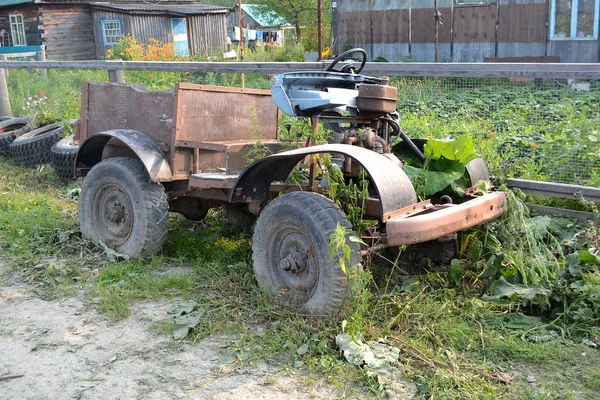 Den gamla self-made bilen i byn — Stockfoto