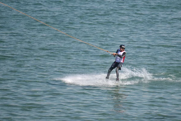 L'atleta di sci nautico su uno sci nautico — Foto Stock