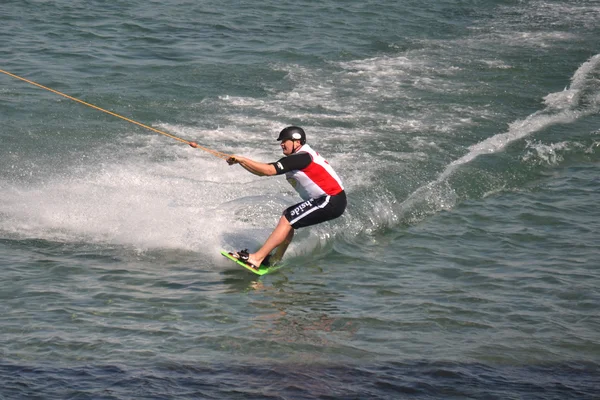 L'atleta di sci nautico su uno sci nautico — Foto Stock