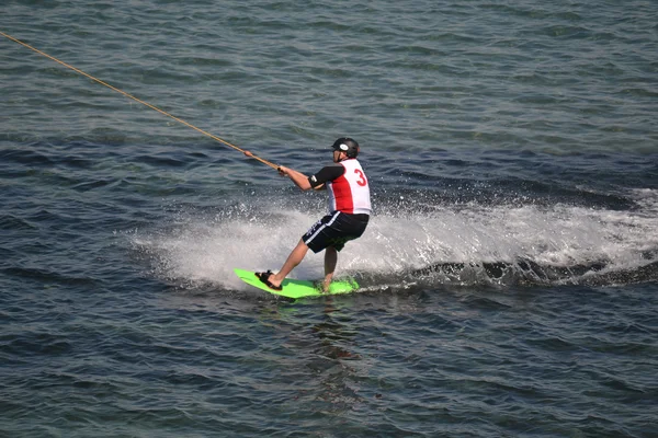 Спортсмен водных лыж на водных лыжах — стоковое фото