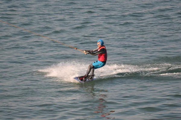 Der Wasserski-Athlet auf dem Wasserski — Stockfoto