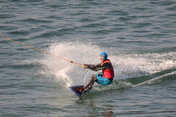 Спортсмен водных лыж на водных лыжах — стоковое фото