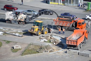 도 공사입니다. 특별 한 장비를 사용 하 여 제거 오래 된 아스팔트.