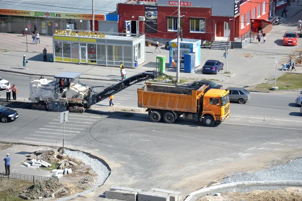 Roadwork. Removal of old asphalt by means of special equipment. — Stock Photo, Image