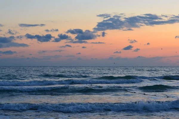 Piękny zachód słońca nad morzem. — Zdjęcie stockowe