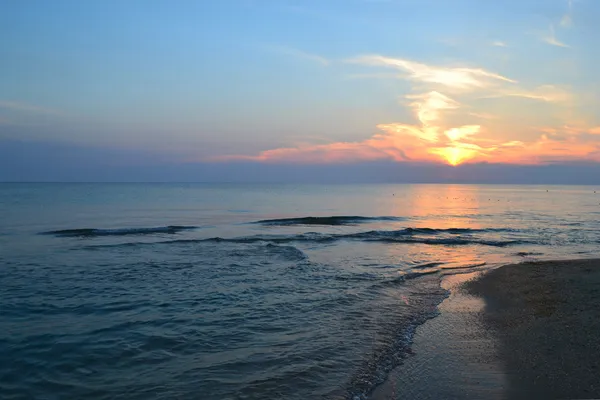 Prachtige zonsondergang boven de zee. — Stockfoto