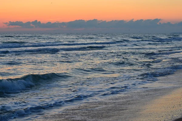 Prachtige zonsondergang boven de zee. — Stockfoto