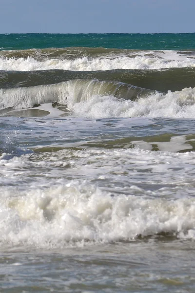Grandes olas en el mar. — Foto de Stock