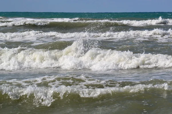 Grandes olas en el mar. — Foto de Stock