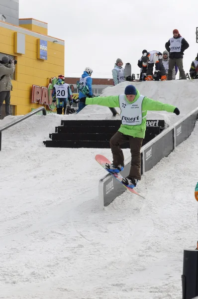 Competições em um snowboard perto de Shopping Center Favorito, Tyumen — Fotografia de Stock