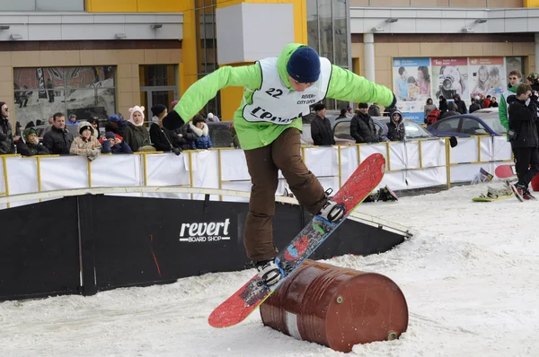 Competições em um snowboard perto de Shopping Center Favorito, Tyumen — Fotografia de Stock