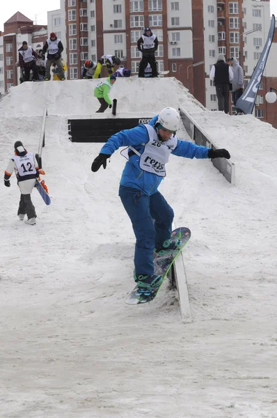 Competições em um snowboard perto de Shopping Center Favorito, Tyumen — Fotografia de Stock
