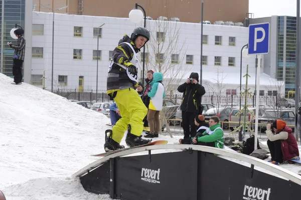 Tävlingar i snowboard nära shoppingcentret favorit, tyumen — Stockfoto