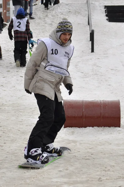 Las competiciones en una tabla de snowboard cerca del Centro Comercial Favorit, Tyumen —  Fotos de Stock