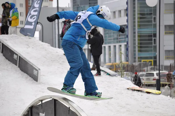 Competições em um snowboard perto de Shopping Center Favorito, Tyumen — Fotografia de Stock