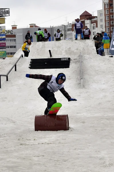 Competições em um snowboard perto de Shopping Center Favorito, Tyumen — Fotografia de Stock