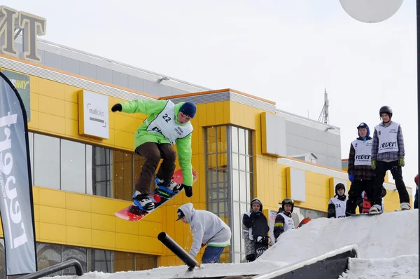 Соревнования сноубордистов в городе Тюмень . — стоковое фото