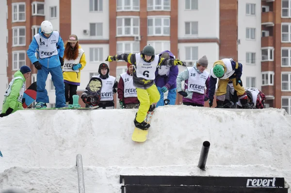 Competições de snowboarders na cidade de Tyumen . — Fotografia de Stock