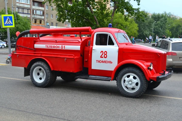 Das Feuerwehrauto auf der Stadtstraße. — Stockfoto