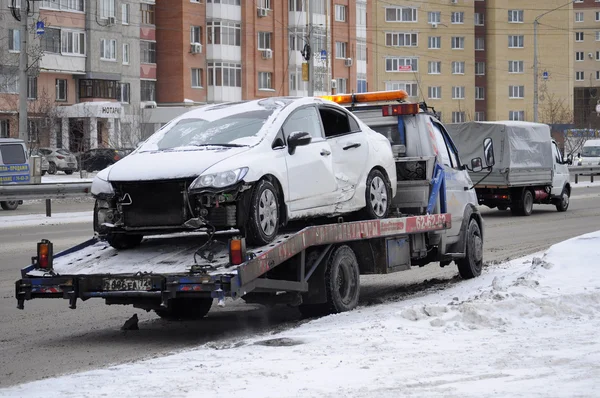 Evacuatie van de geslagen auto op de wrecker. — Stockfoto