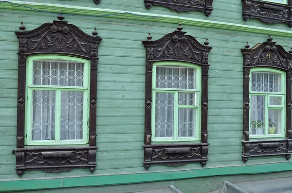 Janelas de um monumento arquitetônico e histórico a Tyumen, H — Fotografia de Stock