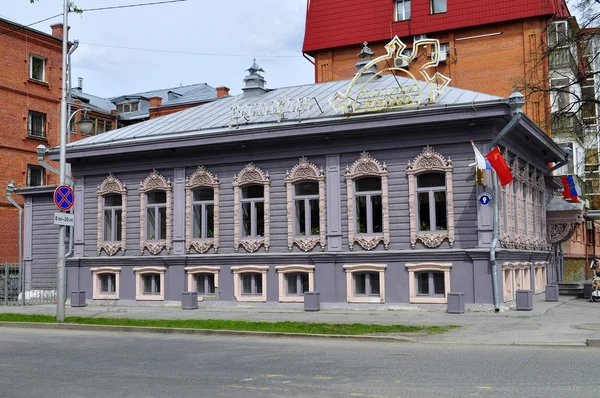 Casa de los comerciantes Chiralov. Monumento arquitectónico Tyumen . —  Fotos de Stock