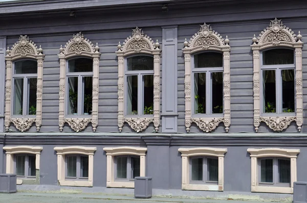 Windows av köpmän chiralov hus. arkitektoniska monument — Stockfoto