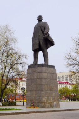 anıt v. ı. lenin merkezi bir meydanda. Tyumen, Rusya Federasyonu.
