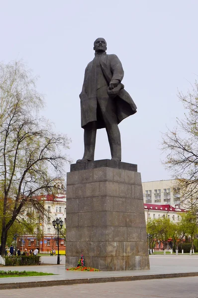 Památník v. i. lenin na centrálním náměstí. Tyumen, Rusko. — Stock fotografie