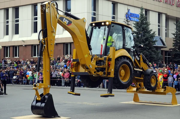 Journée de la ville de Tioumen, le 26 juillet 2014, spectacle de pelles dansantes — Photo