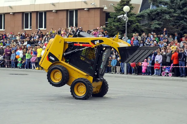 Journée de la ville de Tioumen, le 26 juillet 2014, spectacle de pelles dansantes — Photo