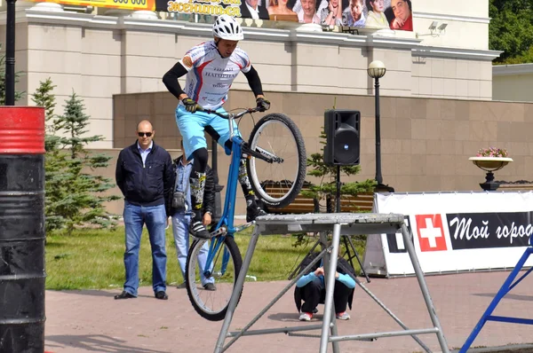 Mikhail Sukhanov performance, champions of Russia on a cycle tri — Stock Photo, Image