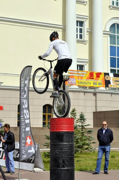 Timur Ibragimov prestazioni, campioni della Russia su una tria ciclo — Foto Stock