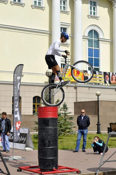 Timur Ibragimov desempenho, campeões da Rússia em um ciclo tria — Fotografia de Stock