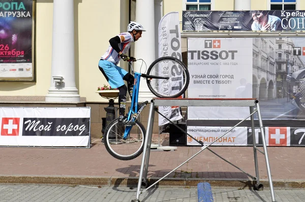 Mikhail Sukhanov performance, champions of Russia on a cycle tri — Stock Photo, Image