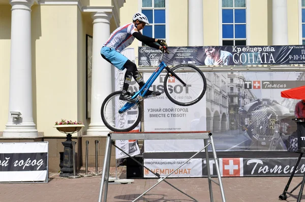 Mikhail sukhanov performans, Rusya'nın şampiyonu döngüsü tri üzerinde — Stok fotoğraf