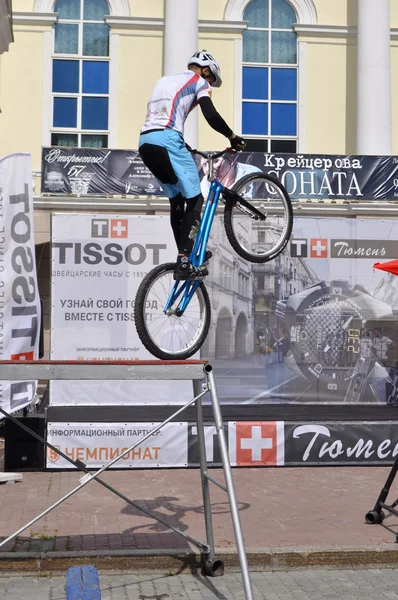 Mikhail Sukhanov rendimiento, campeones de Rusia en un tri ciclo —  Fotos de Stock