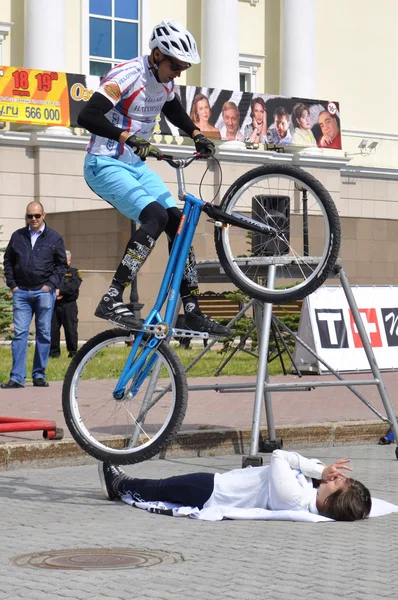 Mikhail Sukhanov rendimiento, campeones de Rusia en un tri ciclo —  Fotos de Stock