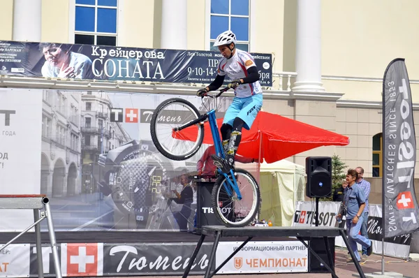 Mikhail Sukhanov performance, champions of Russia on a cycle tri — Stock Photo, Image