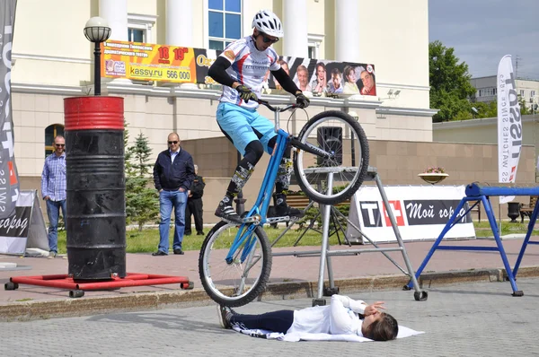 Mikhail sukhanov performans, Rusya'nın şampiyonu döngüsü tri üzerinde — Stok fotoğraf