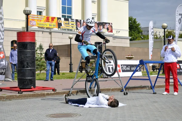 Mikhail Sukhanov desempenho, campeões da Rússia em um tri ciclo — Fotografia de Stock