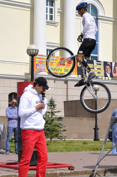 Выступление Тимура Ибрагимова, чемпионов России по велотриа — стоковое фото