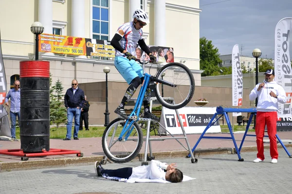 Mikhail sukhanov performans, Rusya'nın şampiyonu döngüsü tri üzerinde — Stok fotoğraf