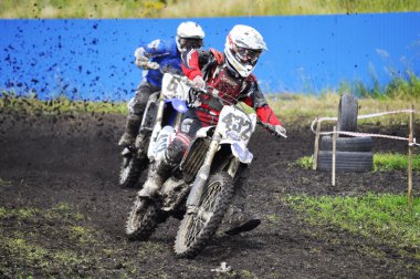 Motosiklet yarışçı arazi yarışı competit katılmak