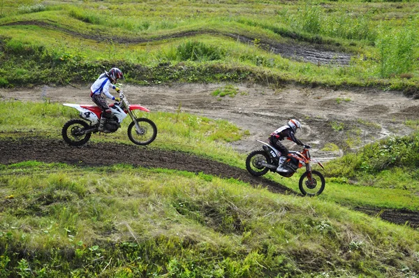 Pilotos em motocicletas participar em competições de corrida cross-country — Fotografia de Stock