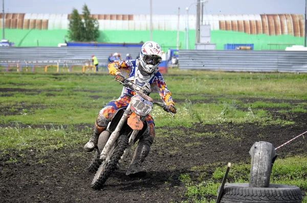 Motorrijders op motorfietsen deelnemen aan cross-country race. — Stockfoto