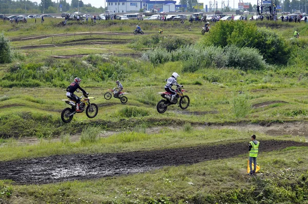 Motociclistas en motocicletas participan en carrera a campo traviesa . — Foto de Stock