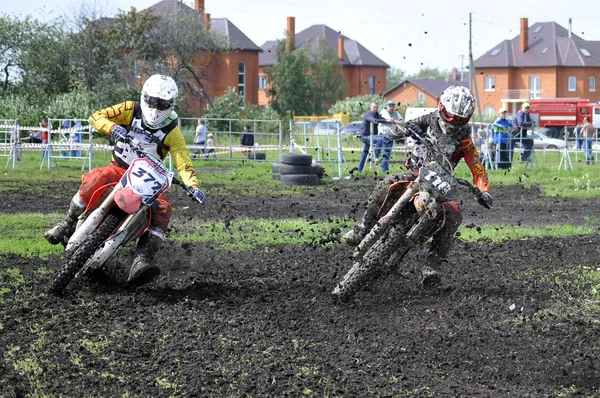 Motorrijders op motorfietsen deelnemen aan cross-country race. — Stockfoto