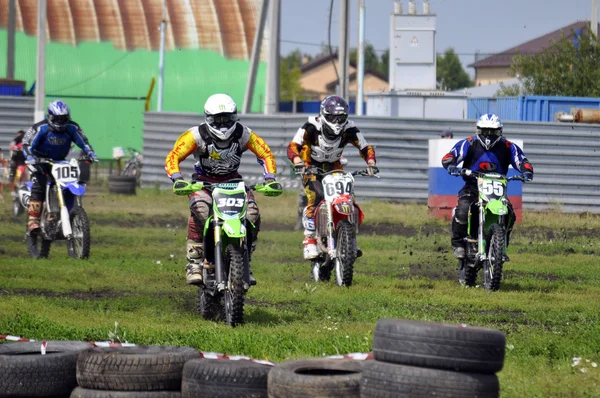 Terénní závod. motocyklisty na start. — Stock fotografie
